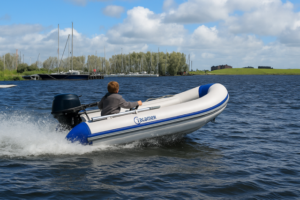 Talamex Nauticline Aluminium RIB 290 varend op het water met aluminium V-bodem